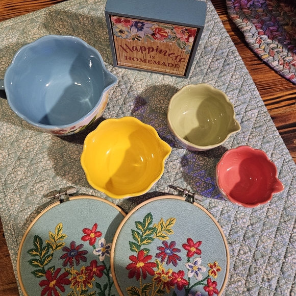 The Pioneer Women Set of Nesting Measuring Cups - Picture 5 of 5